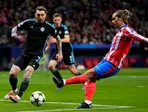 Antoine Griezmann (Atlético) pri streleckom pokuse v zápase 6. kola ligovej fázy Ligy majstrov Atlético Madrid - Slovan Bratislava.