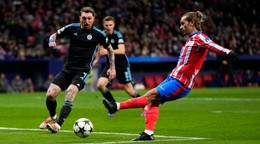 Antoine Griezmann (Atlético) pri streleckom pokuse v zápase 6. kola ligovej fázy Ligy majstrov Atlético Madrid - Slovan Bratislava.