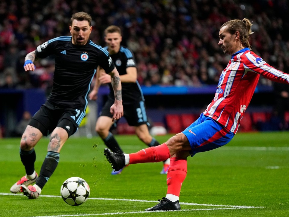 Antoine Griezmann (Atlético) pri streleckom pokuse v zápase 6. kola ligovej fázy Ligy majstrov Atlético Madrid - Slovan Bratislava.