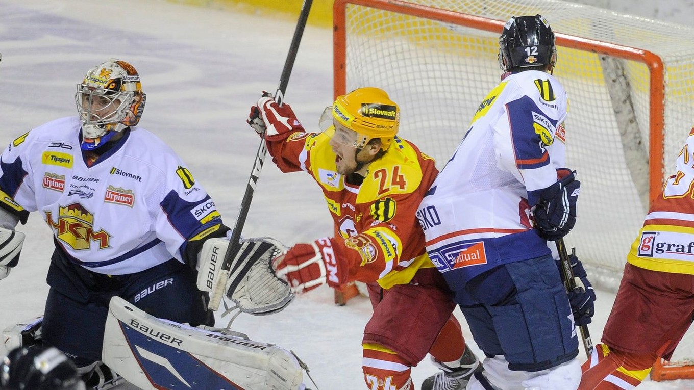 Český útočník Rostislav Marosz (v strede) hrával v sezóne 2012/2013 za Duklu Trenčín.