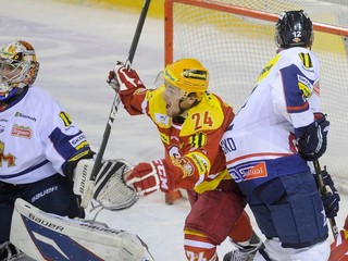 Český útočník Rostislav Marosz (v strede) hrával v sezóne 2012/2013 za Duklu Trenčín. 