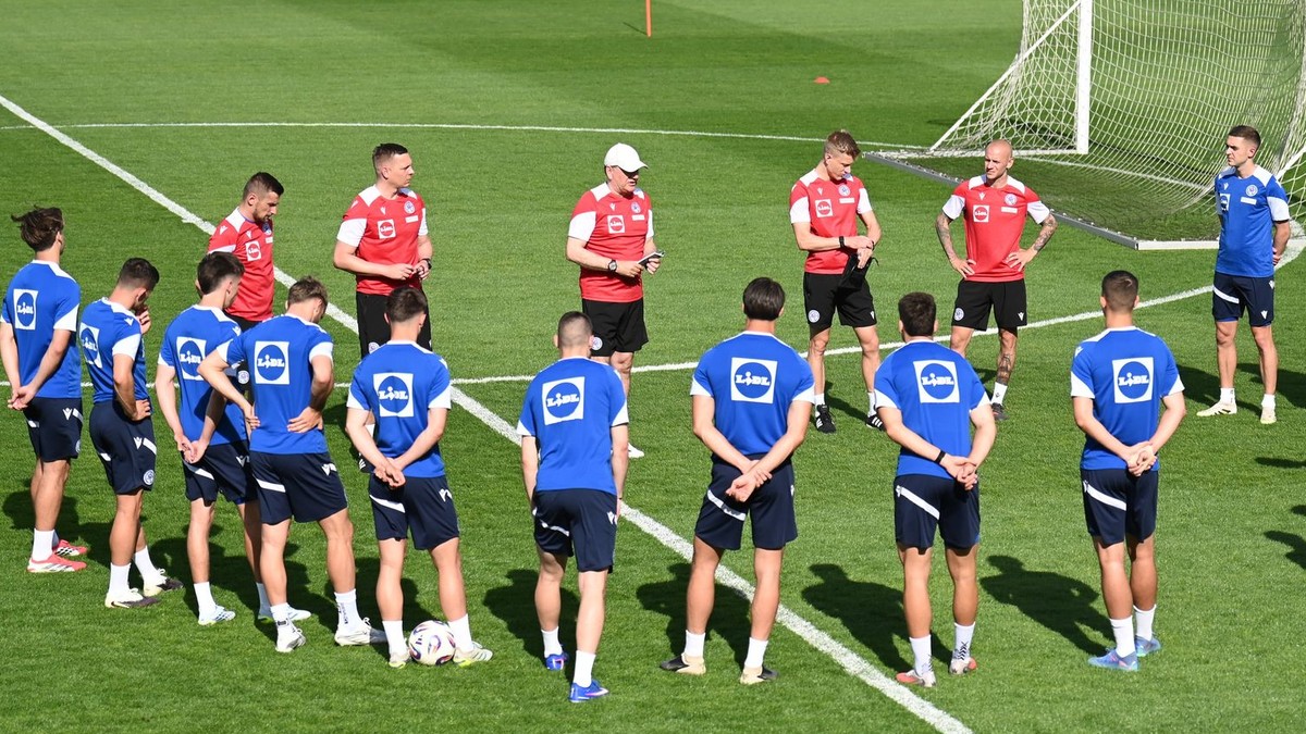 Hráči a tréneri slovenskej futbalovej reprezentácie
