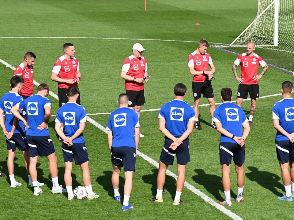 Hráči a tréneri slovenskej futbalovej reprezentácie
