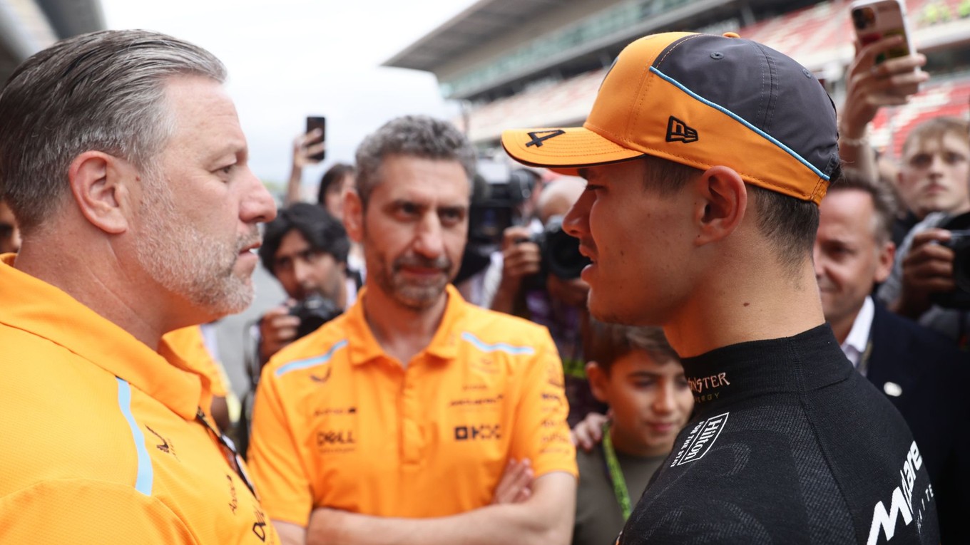 Zľava šéf McLarenu Zak Brown, pretekový inžinier Andrea Stella a jazdec Lando Norris. 