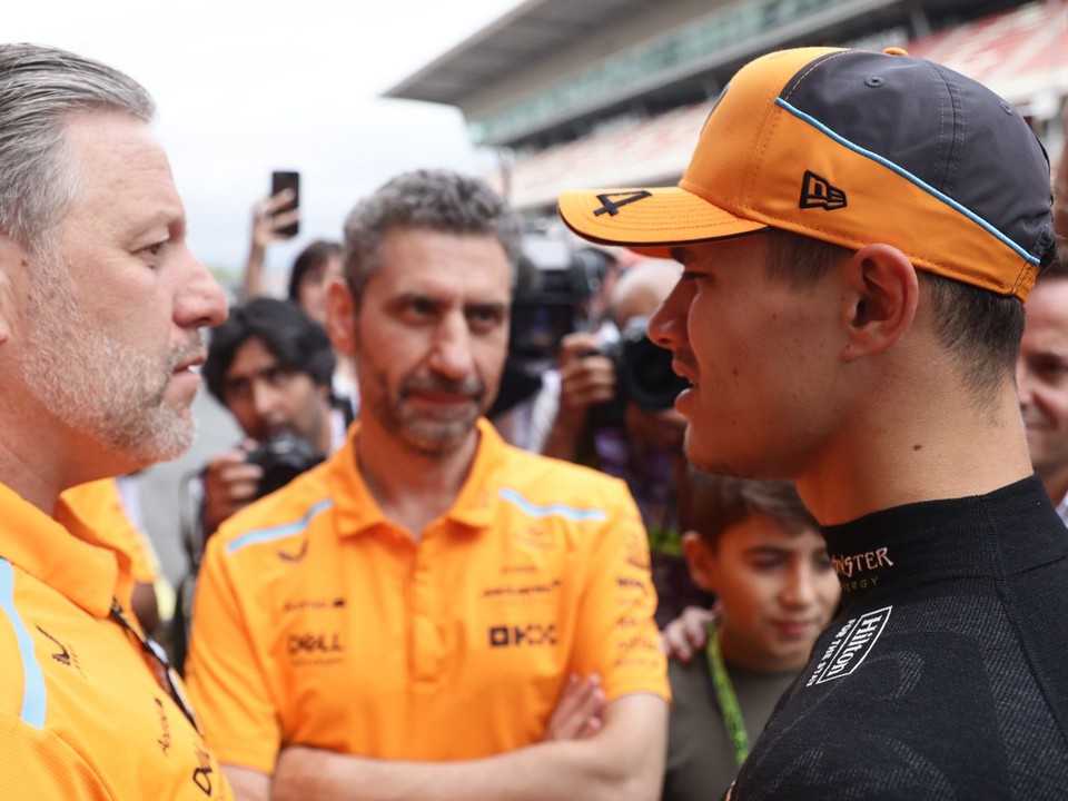 Zľava šéf McLarenu Zak Brown, pretekový inžinier Andrea Stella a jazdec Lando Norris. 