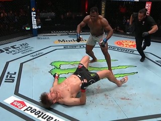 Francis Ngannou nedal šampiónovi žiadnu šancu.