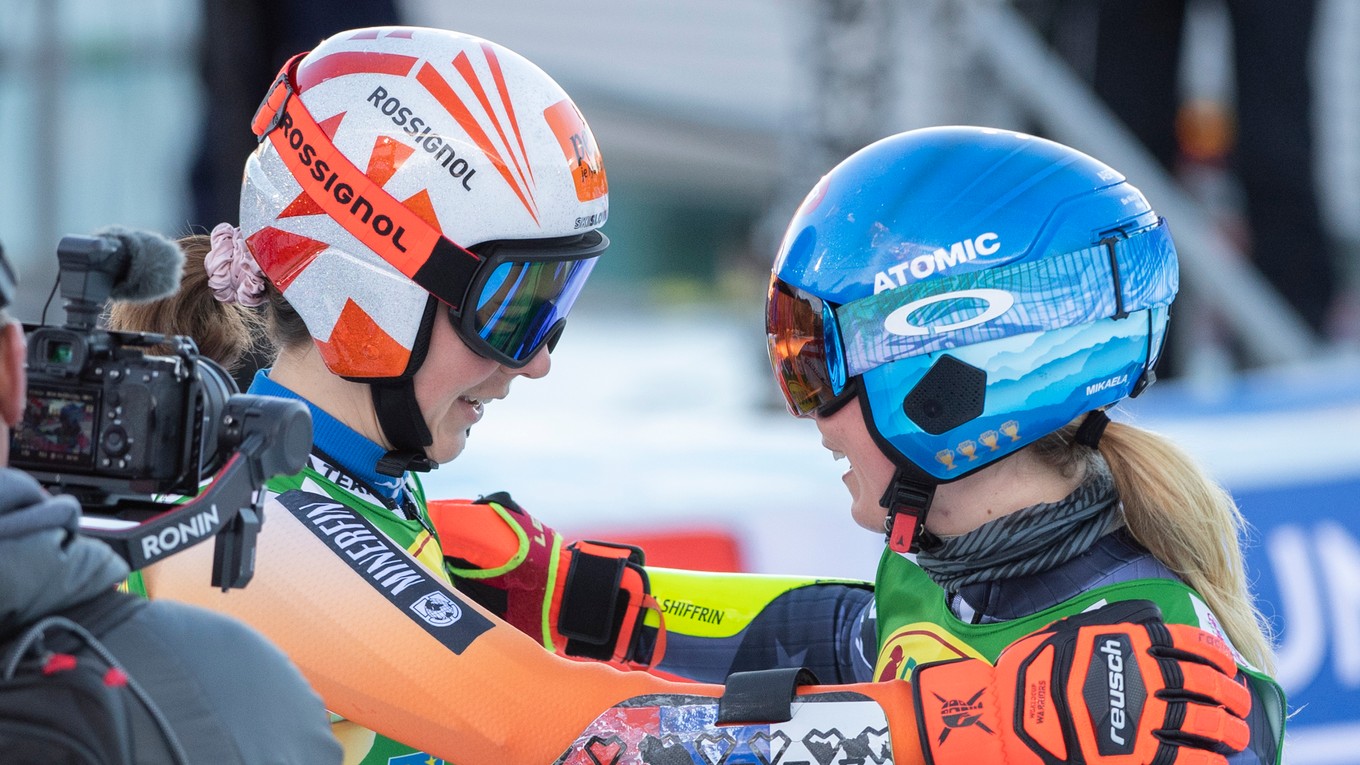 Slovenská lyžiarka Petra Vlhová a jej rivalka Mikaela Shiffrinová počas minuloročných pretekov v Semmeringu. 