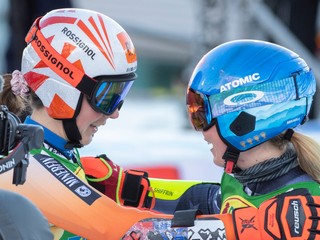 Slovenská lyžiarka Petra Vlhová a jej rivalka Mikaela Shiffrinová počas minuloročných pretekov v Semmeringu. 