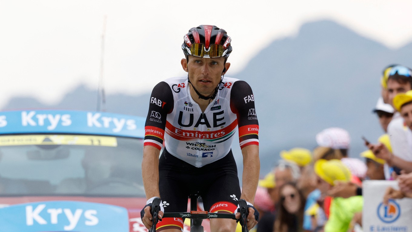 Poliak Rafal Majka vo farbách tímu UAE Emirates. 