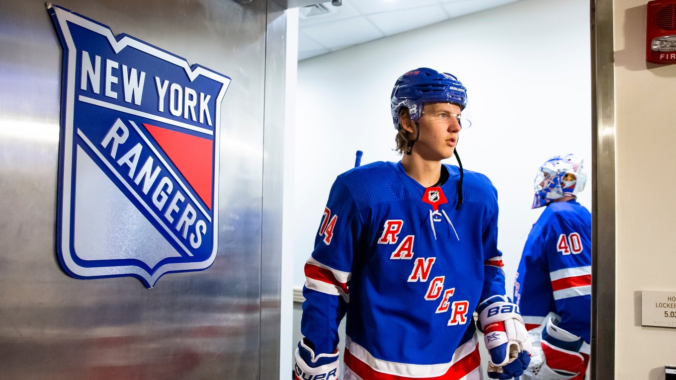 Vitalij Kravcov v drese New Yorku Rangers. Archívny záber.