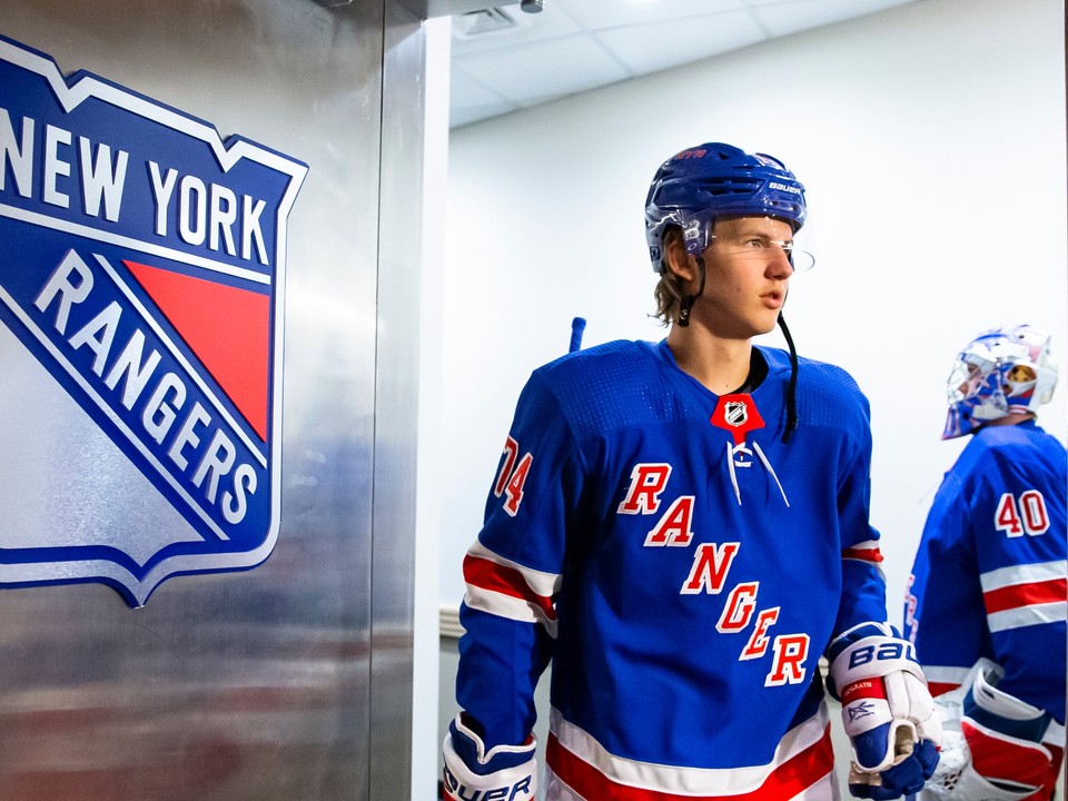 Vitalij Kravcov v drese New Yorku Rangers. Archívny záber.