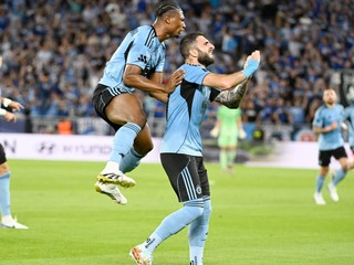 Tigran Barseghjan a vľavo hore Rahim Ibrahim (obaja Slovan).