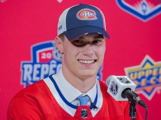 Juraj Slafkovský v drese Montrealu Canadiens po Drafte NHL 2022.