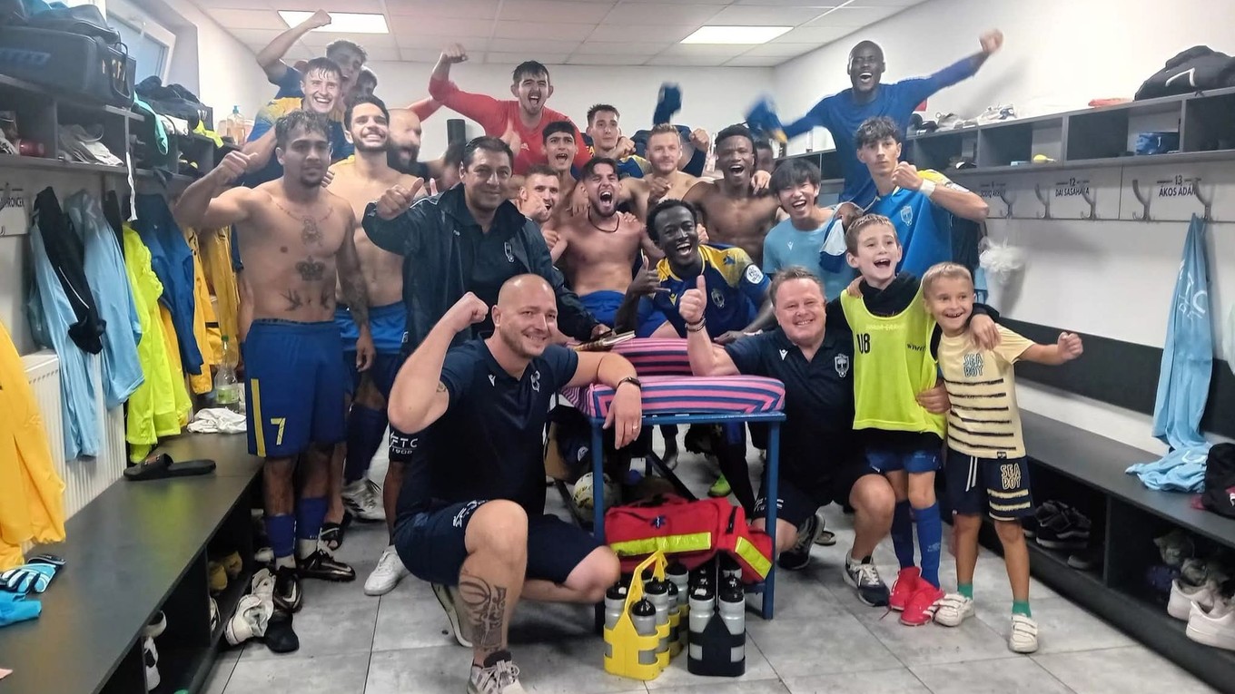 Víťazná fotka Fiľakovčanov po zápase s Podkonicami.