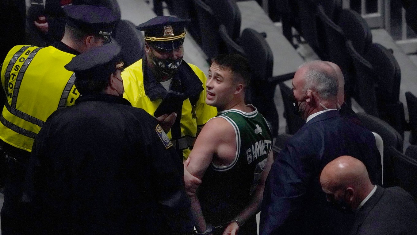 Zadržanie fanúšika, ktorý po zápase Boston - Brooklyn hodil fľašu do hlavy Kyrieho Irvinga.