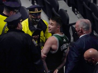 Zadržanie fanúšika, ktorý po zápase Boston - Brooklyn hodil fľašu do hlavy Kyrieho Irvinga.