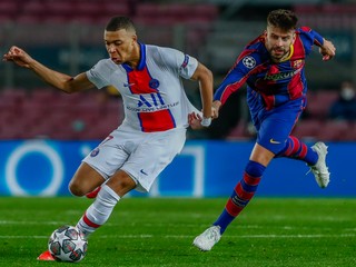 Kylian Mbappé (vľavo) a Gerard Piqué.