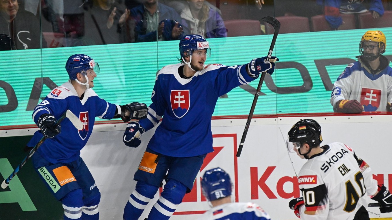 Pavol Regenda (v strede) je v nominácii Slovenska na MS v hokeji 2023. V tejto sezóne si zahral aj v NHL v drese Anaheim Ducks.