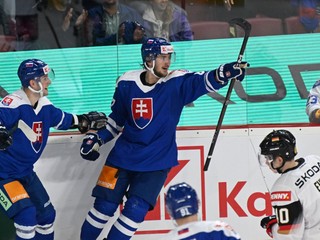 Pavol Regenda (v strede) je v nominácii Slovenska na MS v hokeji 2023. V tejto sezóne si zahral aj v NHL v drese Anaheim Ducks.