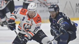 Adam Cracknell (vpravo) v drese HK Poprad.