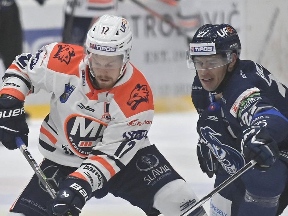 Adam Cracknell (vpravo) v drese HK Poprad.