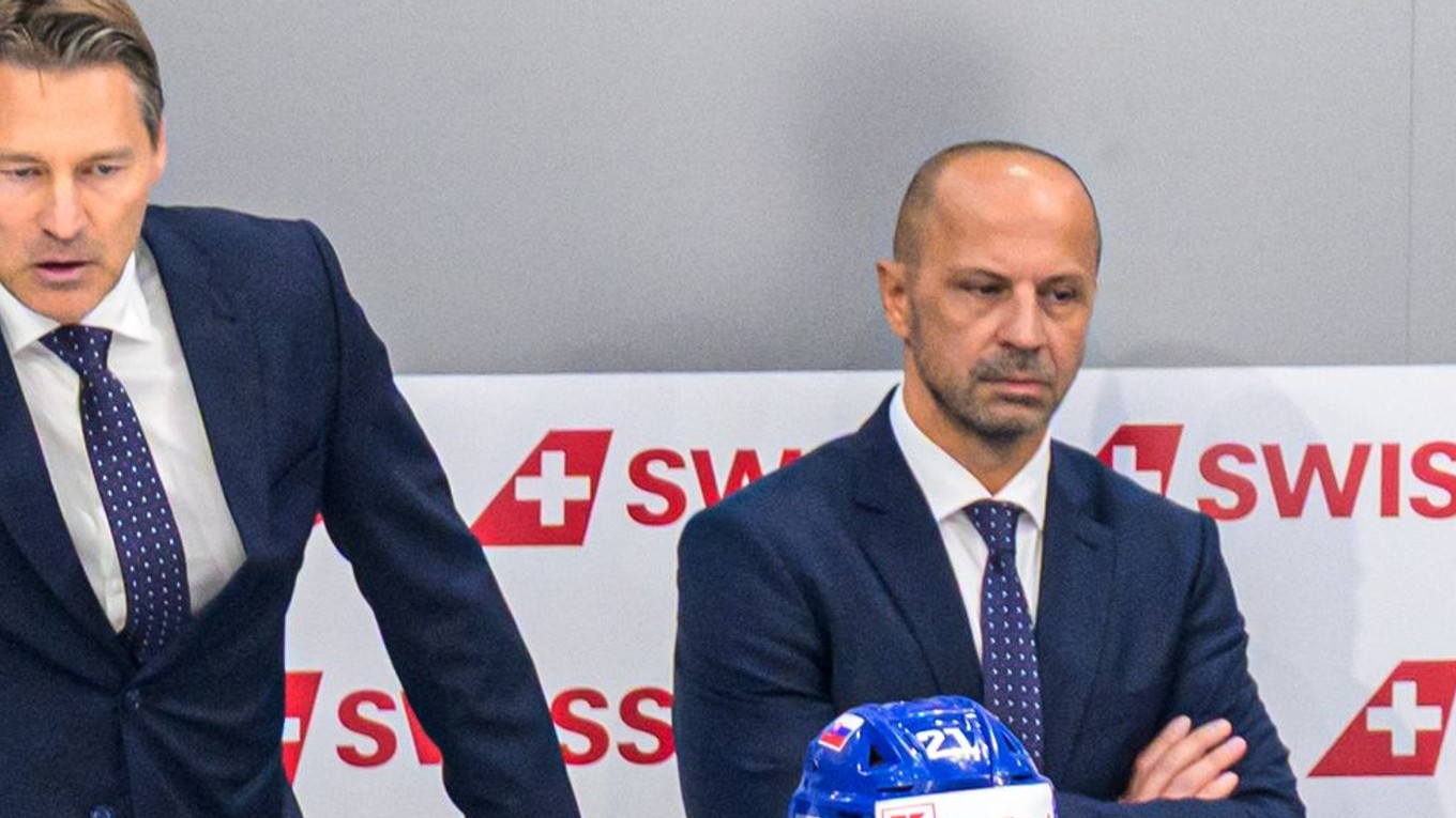 Na snímke vľavo hore hlavný tréner Slovenska Vladimír Országh a asistent trenéra Ján Pardavý.
