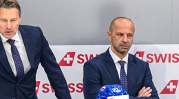 Na snímke vľavo hore hlavný tréner Slovenska Vladimír Országh a asistent trenéra Ján Pardavý.