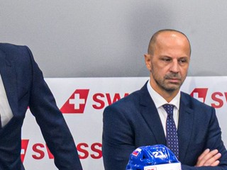 Na snímke vľavo hore hlavný tréner Slovenska Vladimír Országh a asistent trenéra Ján Pardavý.