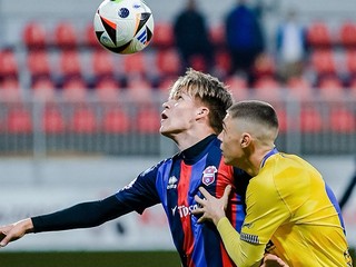 V drese FC ViOn v piatok debutoval 17–ročný Matej Majerčík (vľavo), odchovanec PFA,
ktorého bráni Matúš Bega z Humenného.