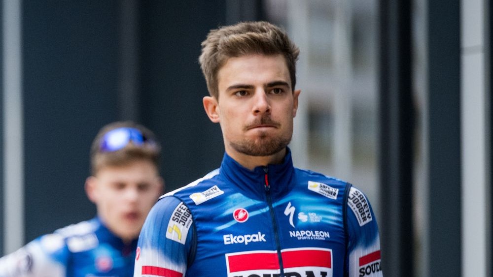 Nikto mu nebol nablízku. Našťastie bol pri vedomí, hovorí riaditeľ tímu o páde Svrčeka