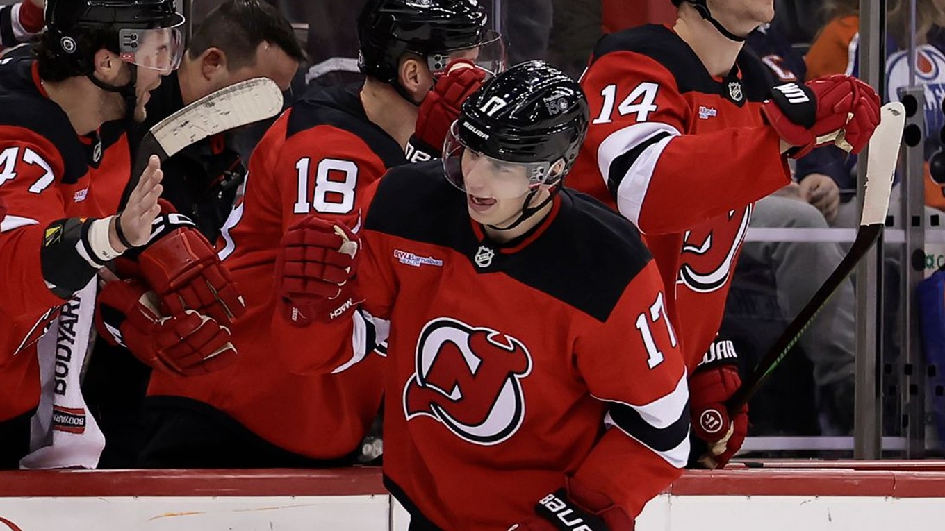 Slovenský hráč New Jersey Devils Šimon Nemec (vpravo) oslavuje gól so spoluhráčmi na striedačke.