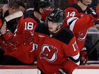 Slovenský hráč New Jersey Devils Šimon Nemec (vpravo) oslavuje gól so spoluhráčmi na striedačke.