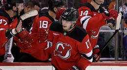 Slovenský hráč New Jersey Devils Šimon Nemec (vpravo) oslavuje gól so spoluhráčmi na striedačke.