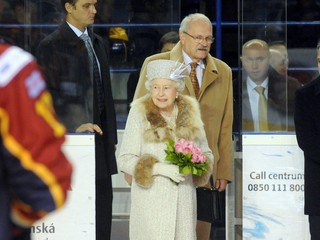 Kráľovná Alžbeta II. na zimnom štadióne v Poprade.