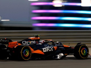 Britský jazdec tímu McLaren Lando Norris na okruhu v Sachíre.