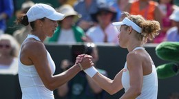 Na snímke sú Laura Siegemundová (vpravo) a Madison Keysová.