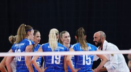 Taliansky tréner Martino Volpini a volejbalistky Slovenska počas ME 2026.