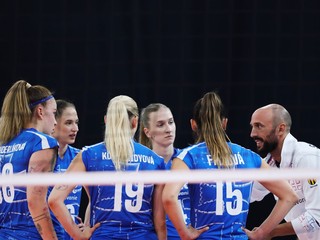 Taliansky tréner Martino Volpini a volejbalistky Slovenska počas ME 2026.