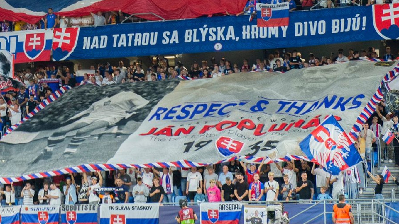 Na snímke slovenskí fanúšikovia v úvodnom kvalifikačnom zápase na MS 2026 A-skupiny Slovensko - Nemecko 4. septembra 2025 v Bratislave. Uctili si pamiatku Jána Popluhára. 


 



- Slovensko
- šport
- futbal
- MS
- kvalifikácia
- SR
- Nemecko
- A
- skupina
- BAX