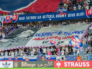 Na snímke slovenskí fanúšikovia v úvodnom kvalifikačnom zápase na MS 2026 A-skupiny Slovensko - Nemecko 4. septembra 2025 v Bratislave. Uctili si pamiatku Jána Popluhára. 


 



- Slovensko
- šport
- futbal
- MS
- kvalifikácia
- SR
- Nemecko
- A
- skupina
- BAX