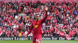 Trent Alexander-Arnold sa lúči s fanúšikmi Liverpoolu.