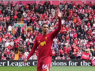 Trent Alexander-Arnold sa lúči s fanúšikmi Liverpoolu.