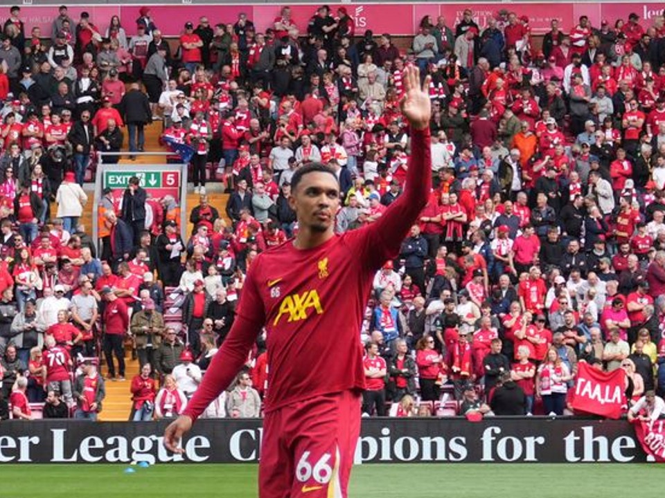 Trent Alexander-Arnold sa lúči s fanúšikmi Liverpoolu.