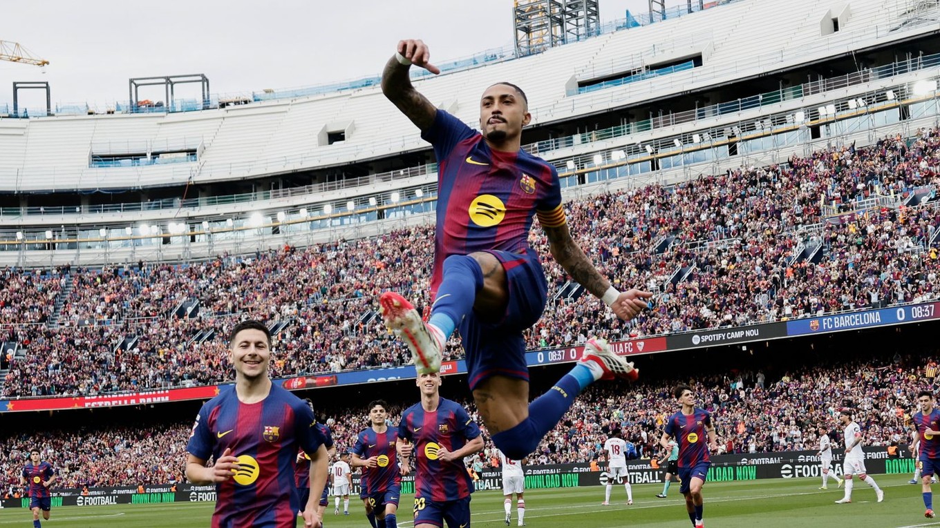 Na snímke hráč Barcelony Raphinha sa raduje po strelení gólu.