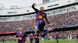 Na snímke hráč Barcelony Raphinha sa raduje po strelení gólu.