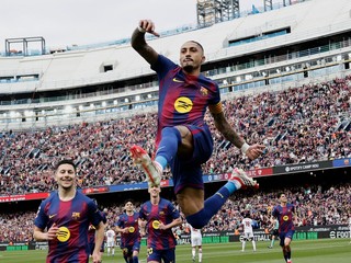 Na snímke hráč Barcelony Raphinha sa raduje po strelení gólu.