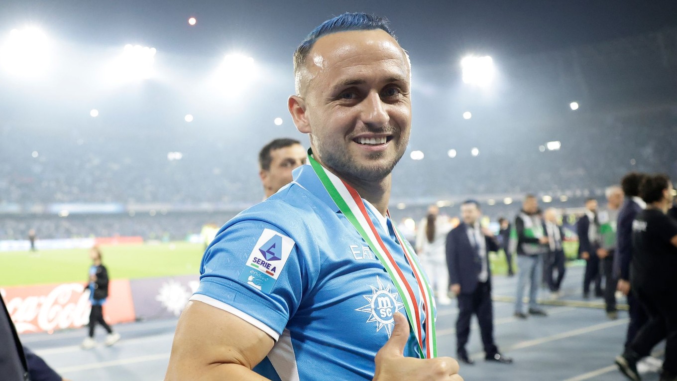 Stanislav Lobotka oslavuje zisk titulu s Neapolom.