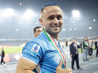 Stanislav Lobotka oslavuje zisk titulu s Neapolom.
