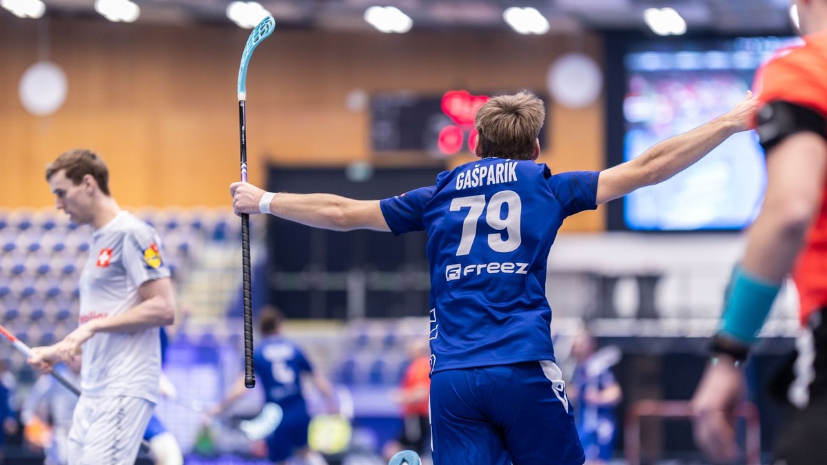 Na snímke slovenský florbalista Ronald Gašparík (uprostred).