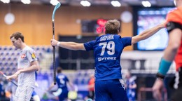 Na snímke slovenský florbalista Ronald Gašparík (uprostred).